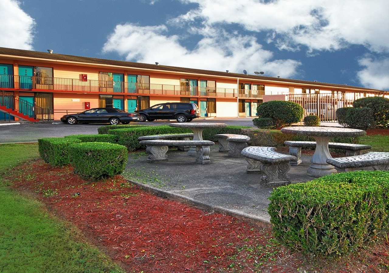 Super 6 Inn & Suites - Pensacola — photo 3