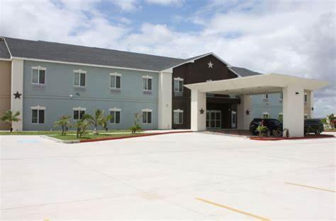 La Plaza Inn and Suites — photo 1