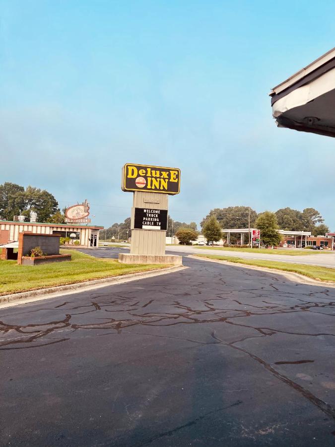 Deluxe Inn — photo 1