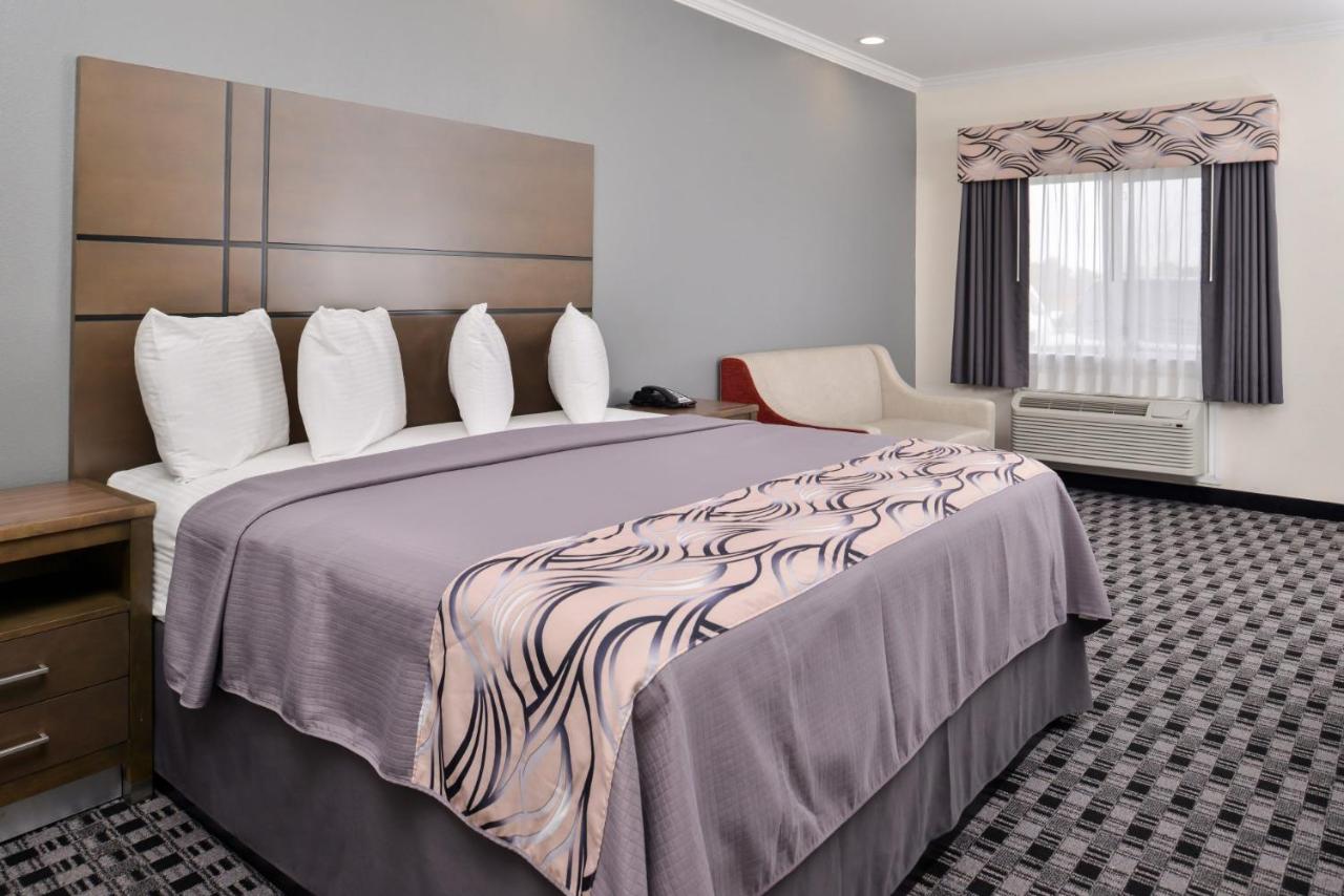 Crystal Inn & Suites IAH Humble — photo 1