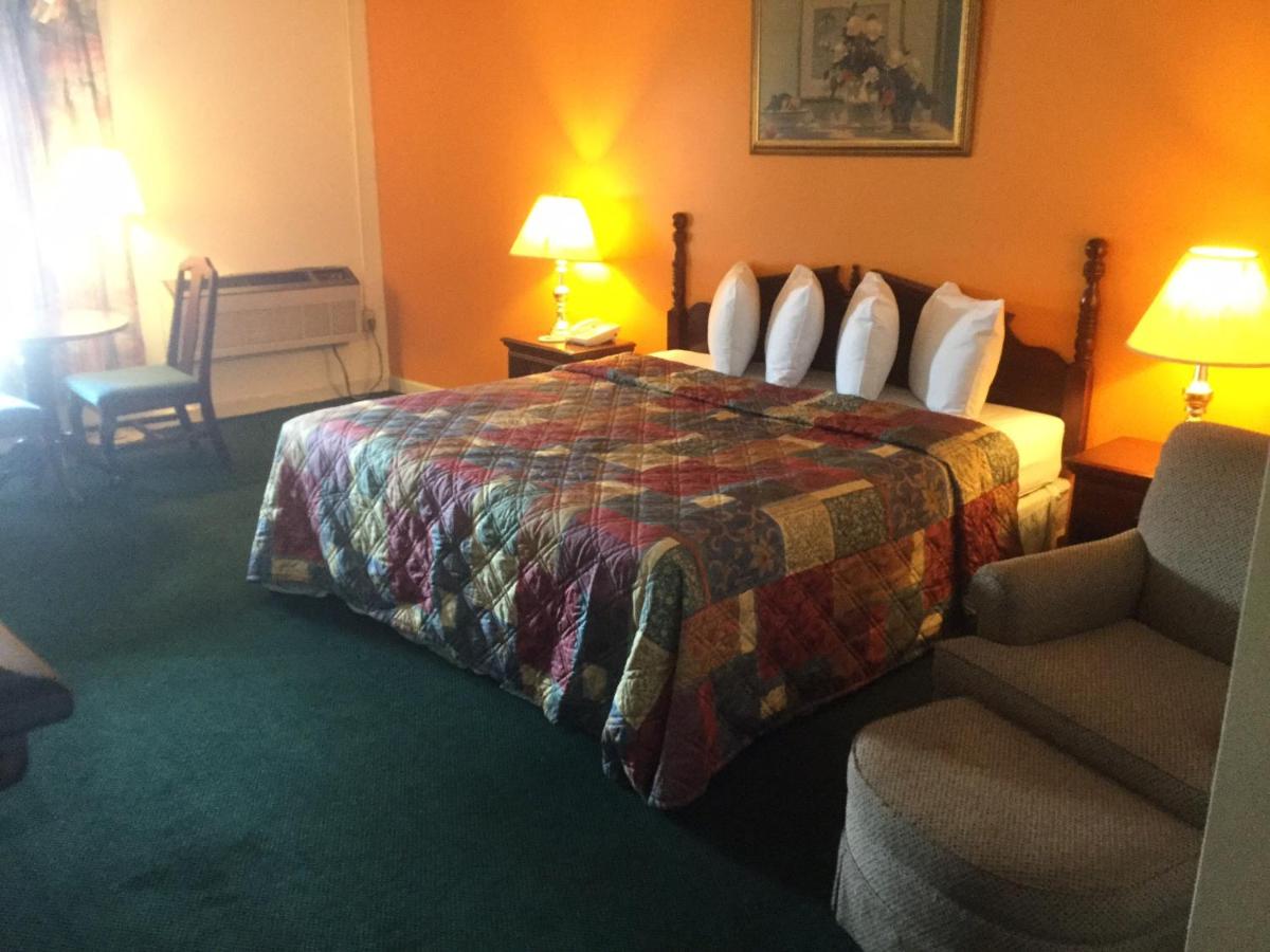 Budget Inn — photo 1