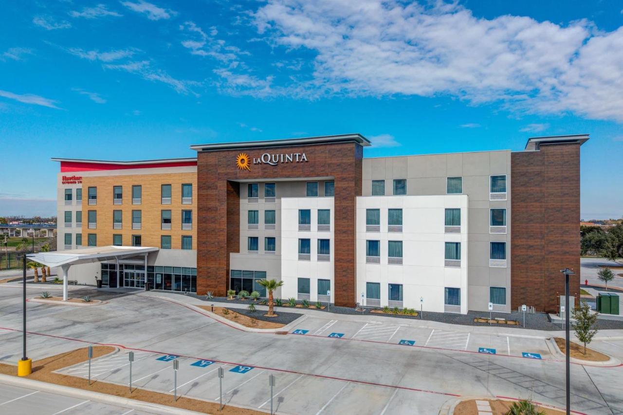 La Quinta Inn & Suites by Wyndham Eagle Pass — photo 1
