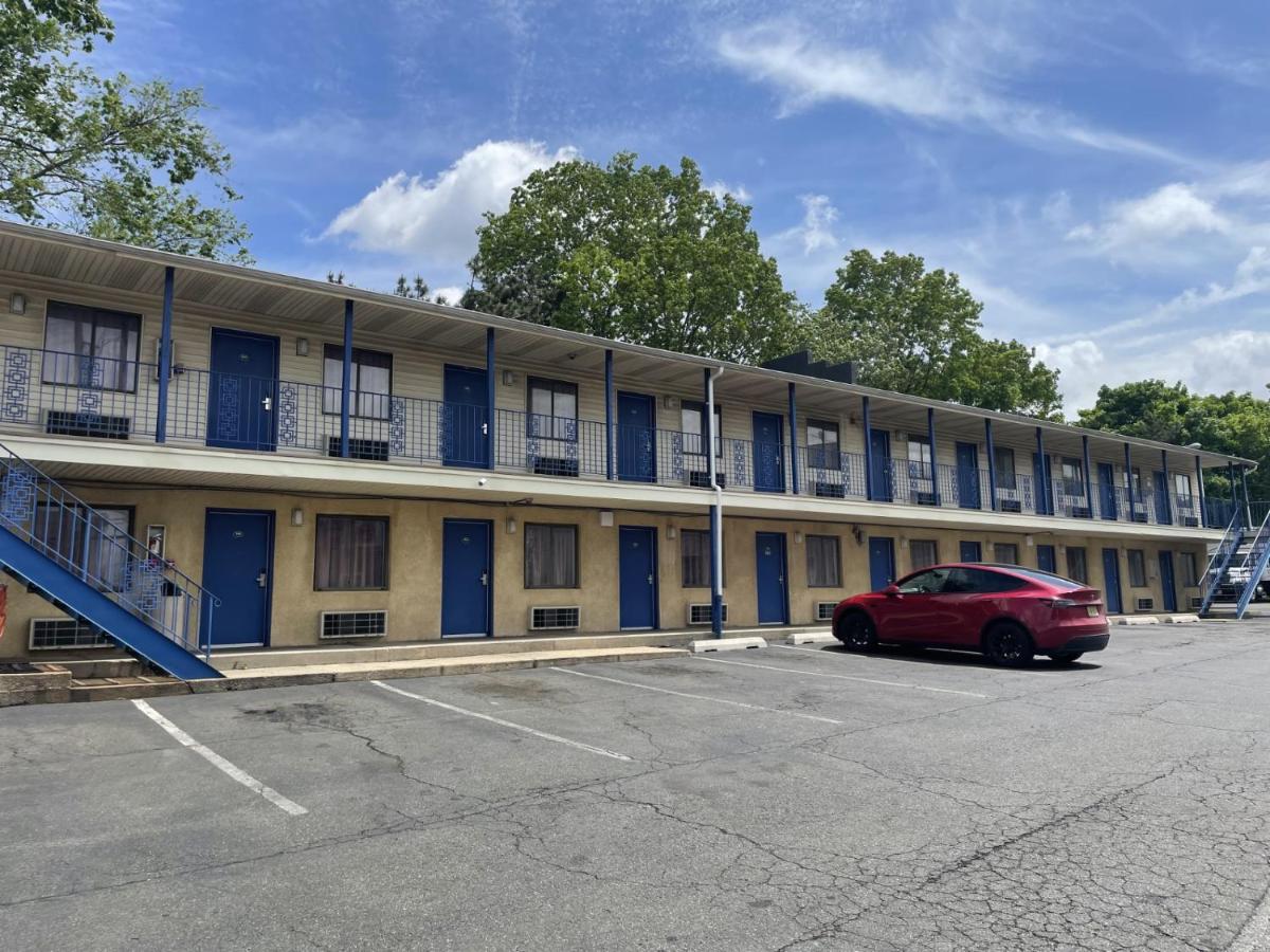 Efficiency Inn — photo 1