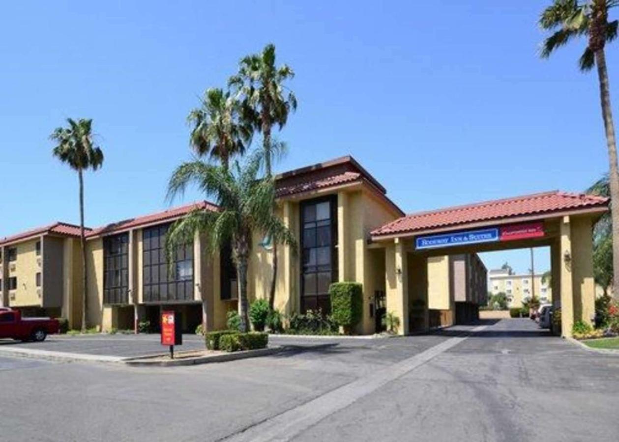 Executive Inn & Suites — photo 1