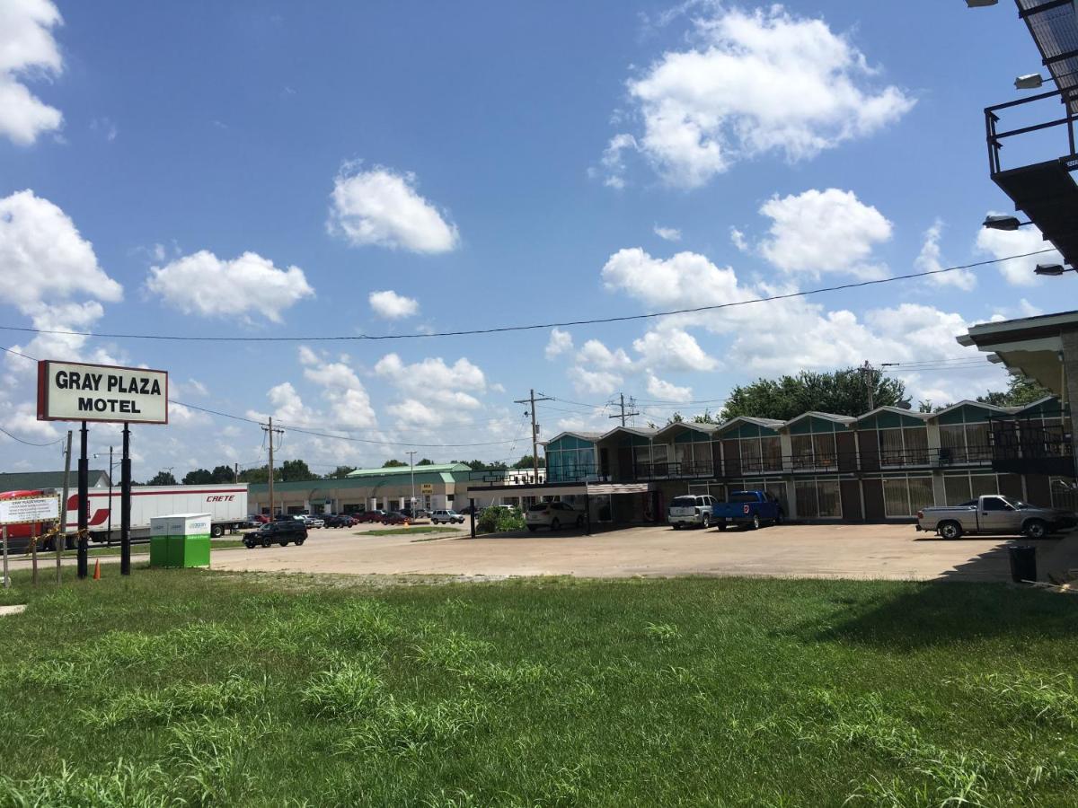 Gray Plaza Motel, Marion IL — photo 1