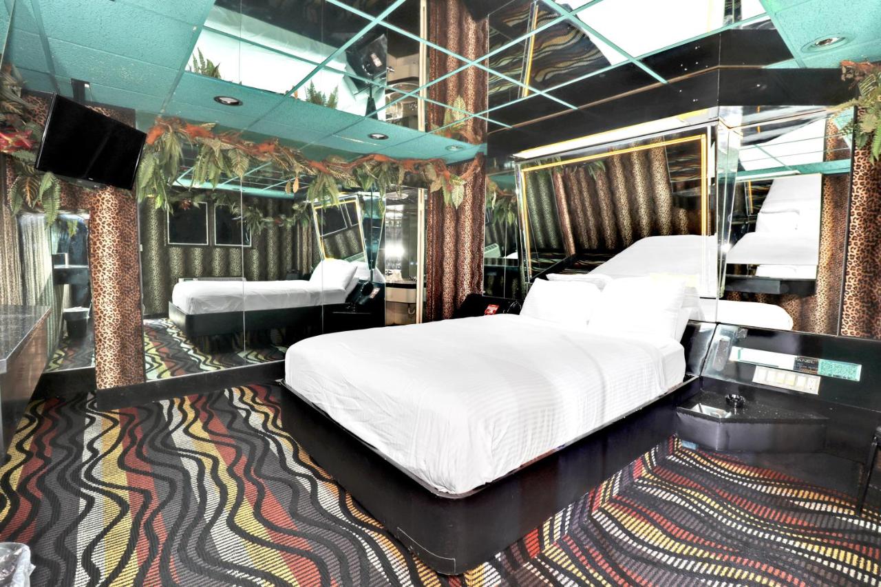 HOLLYWOOD MOTEL — photo 1
