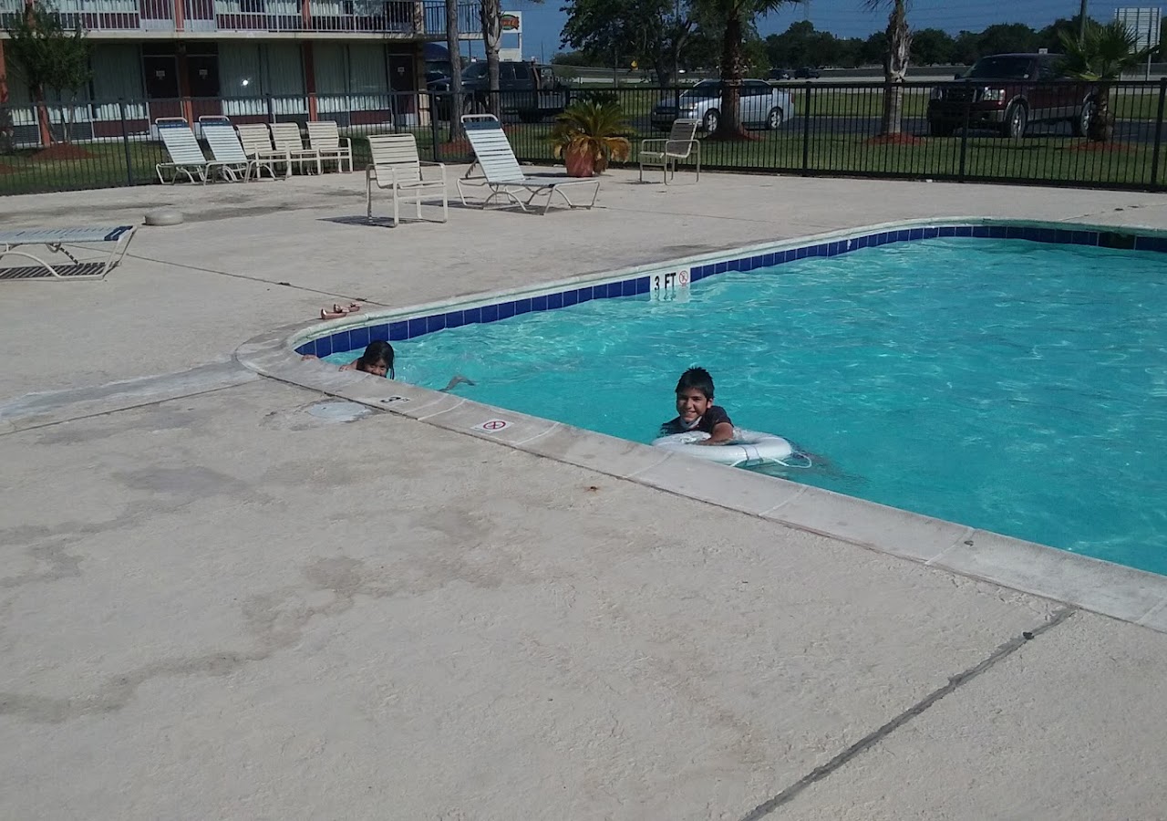 Deluxe Studios Lake Jackson/Clute — photo 3