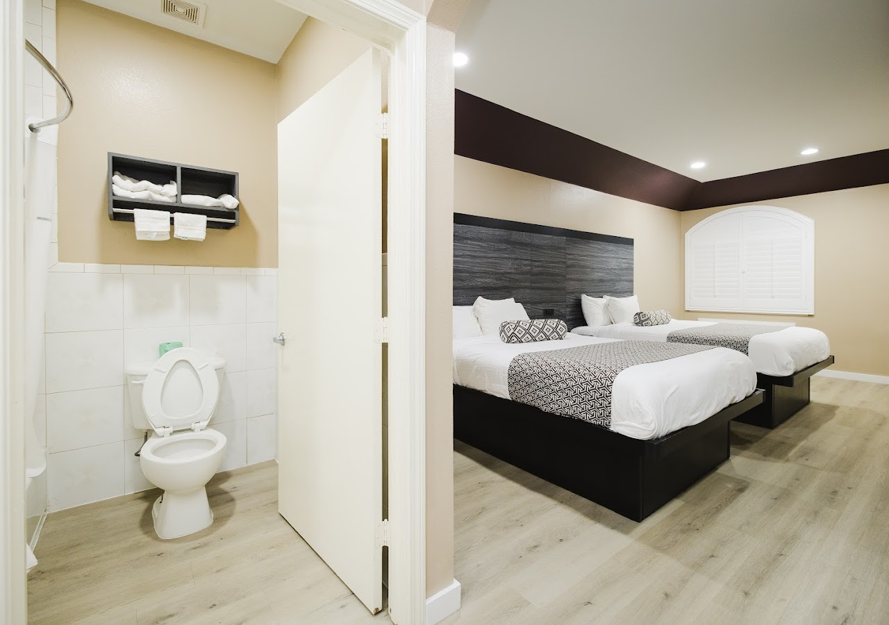 Sapphire Inn & Suites — photo 2