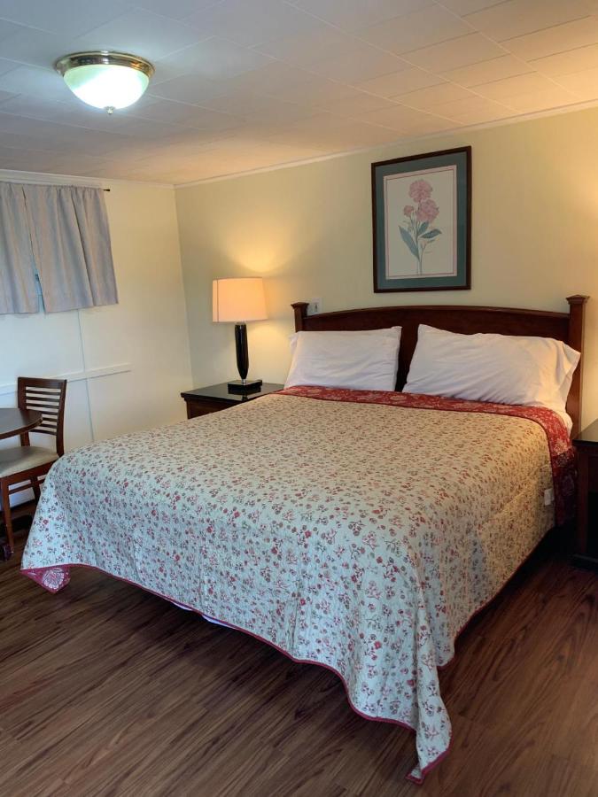 Royale Coach Motor Lodge — photo 1