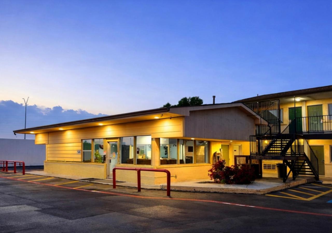 economy inn — photo 1