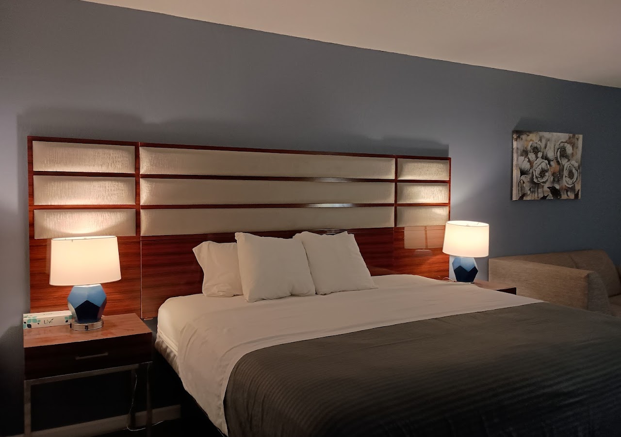 The Royal Inn & Suites — photo 2
