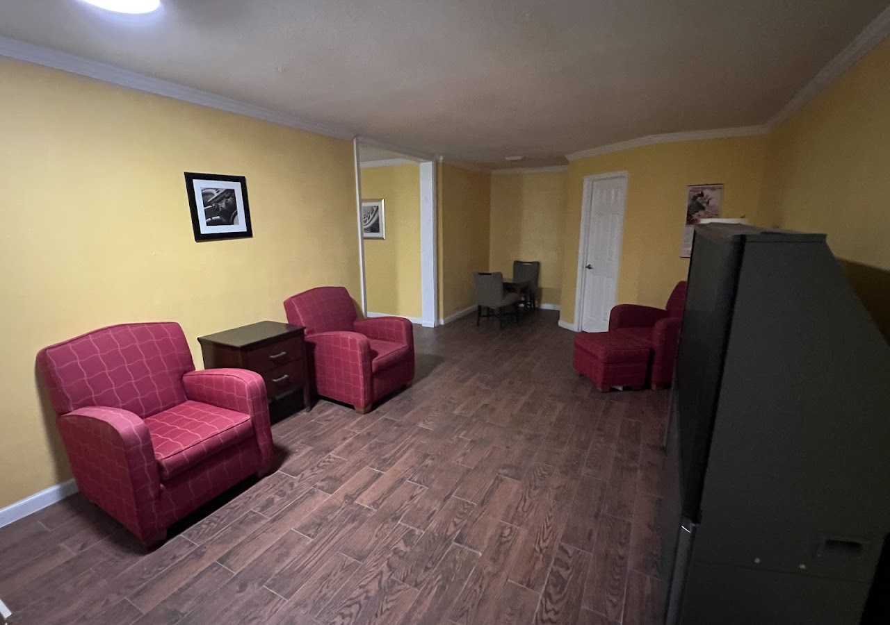 Dragon Inn & Suites — photo 3