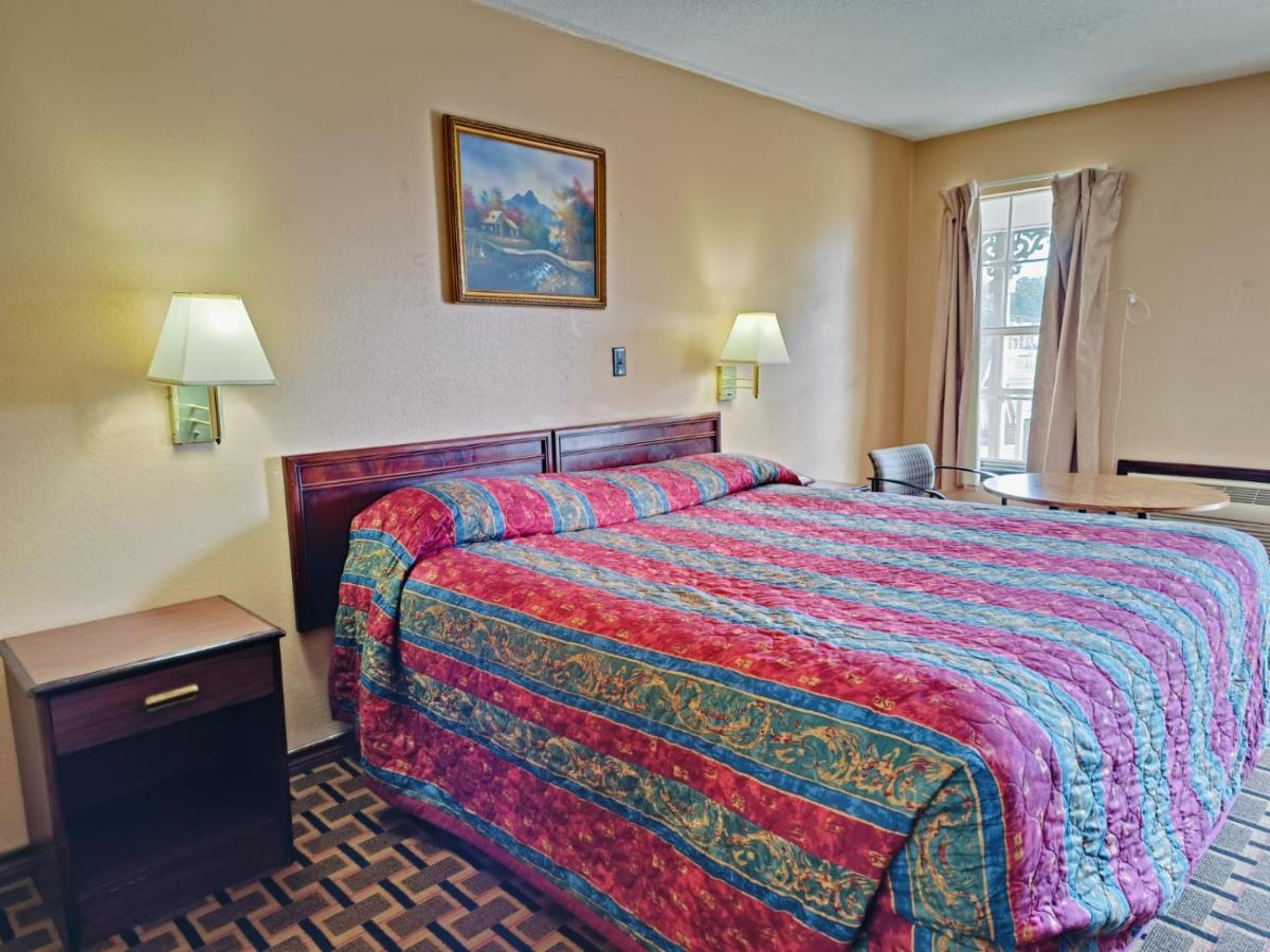Victorian Inn Athens TX — photo 1