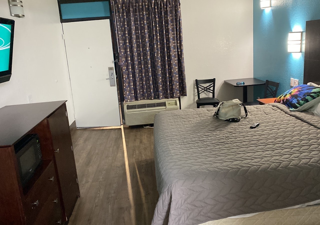 Super 6 Inn & Suites - Pensacola — photo 2