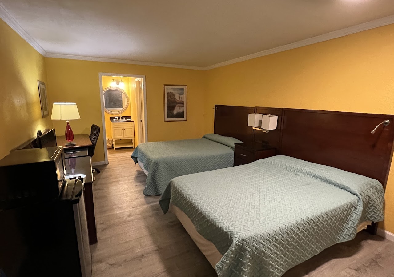 Dragon Inn & Suites — photo 2