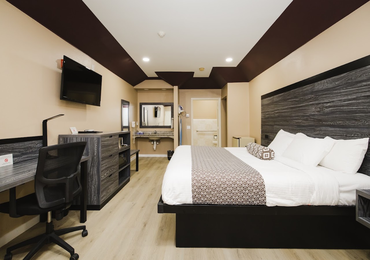Sapphire Inn & Suites — photo 1