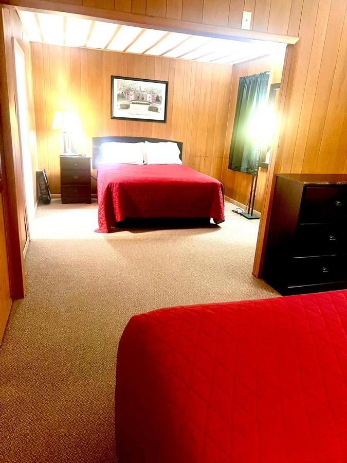 Big Red Inn & Suites — photo 1