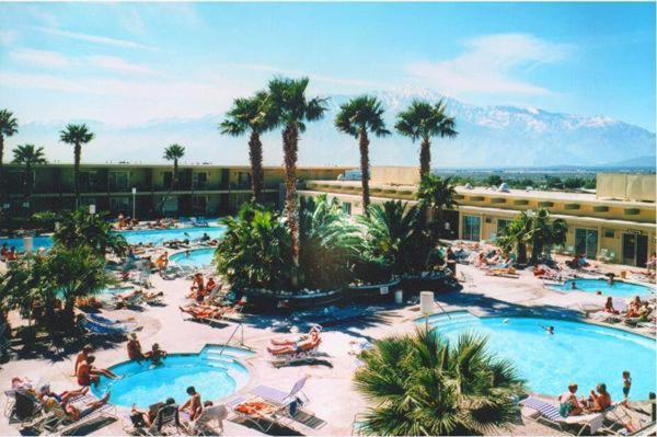 Desert Palms Spa Motel — photo 1